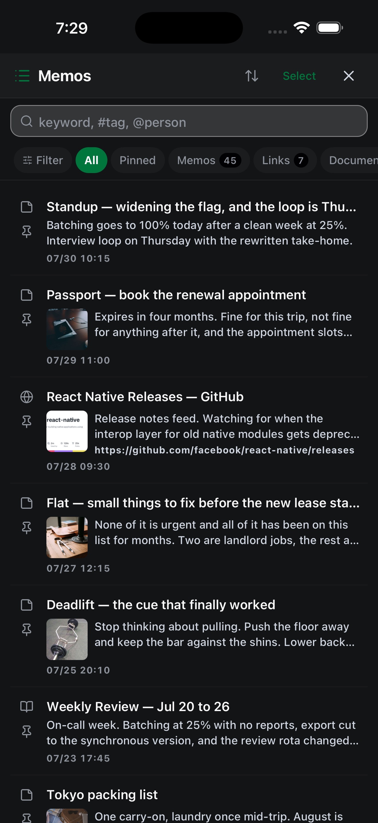 The same fictional demonstration memo list in the dark theme, with the same search field and filter chips.