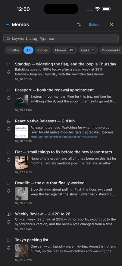 The same memo list in the dark theme: a near-black background with light text, the same search field, the same filter chips and the same memo cards.